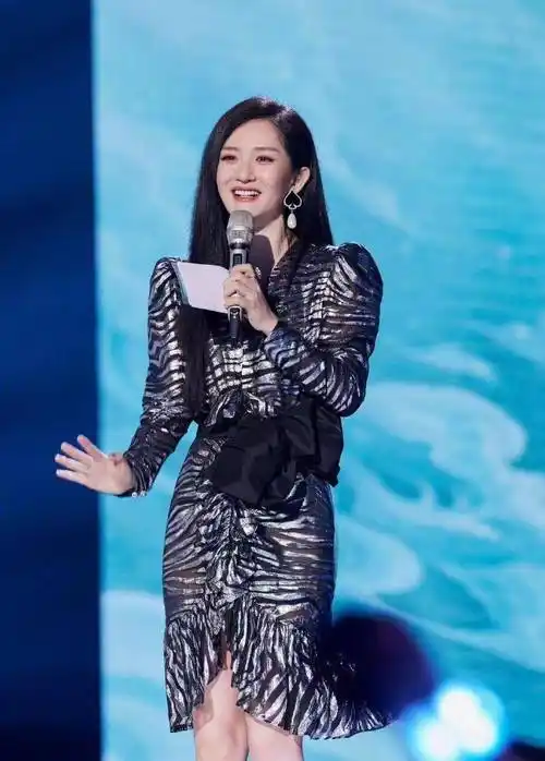 谢娜果然不枉浪姐,品味突破洋气,一身金色礼服抢镜,女主角_时尚_女性