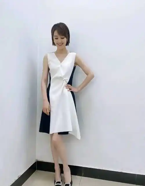 原创沉淀5年后王冠回归墨绿色更显得素雅知性特显腿长