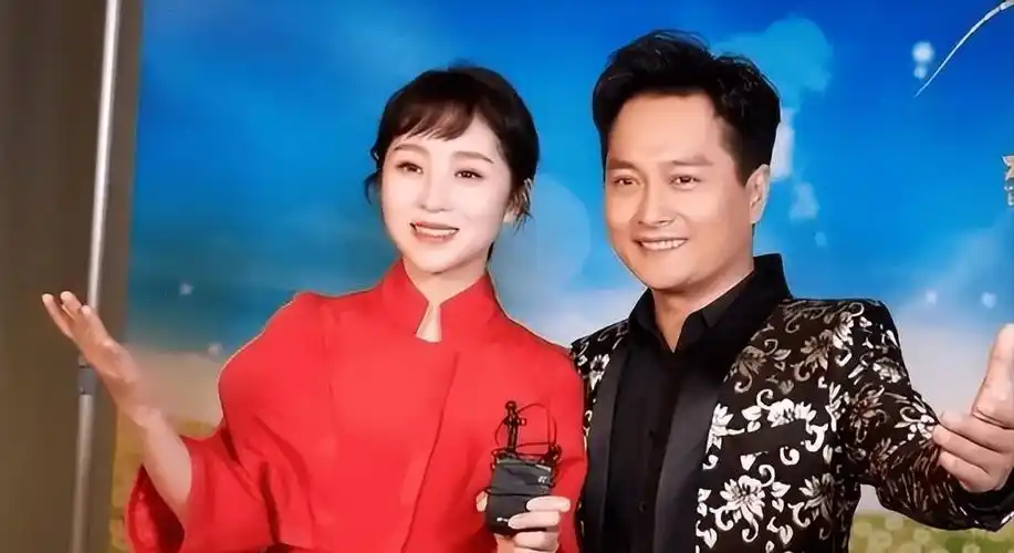 云飞当年成功一举成名,遇到了一位实力女歌手郭津彤,两个人不仅是音乐