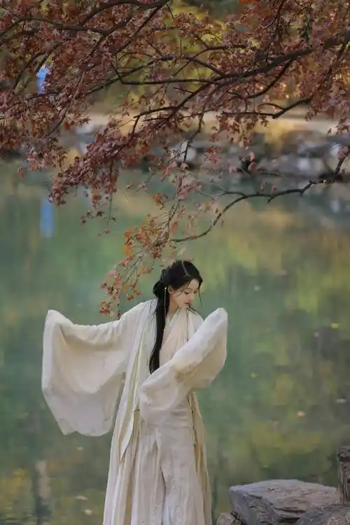 姜贞羽古风写真,撑伞执花,素雅纯净,意境朦胧唯美,氛围感满满_落叶