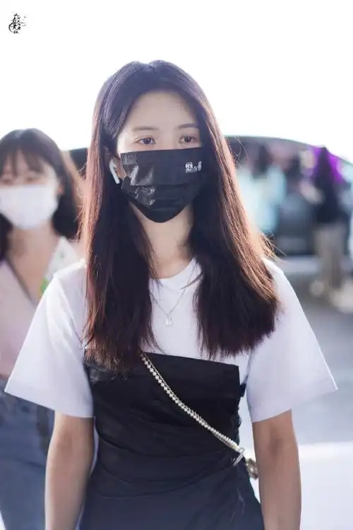 刘些宁今日机场look一则,拼接抽褶设计t恤裙搭配系带靴,紫色鞋带加持