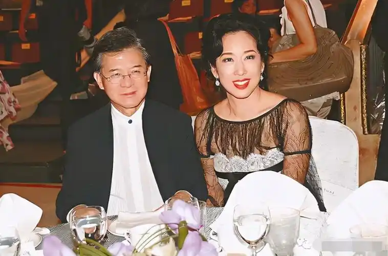 神仙伴侣朱玲玲与罗康瑞逛街始终牵手恩爱程度不输儿媳郭晶晶