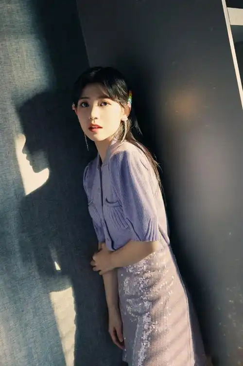 赖美云紫色毛衣甜美写真图片