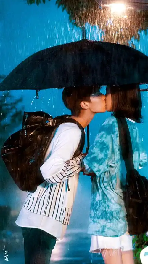 谁还没有看过这个雨中吻? 赶.
