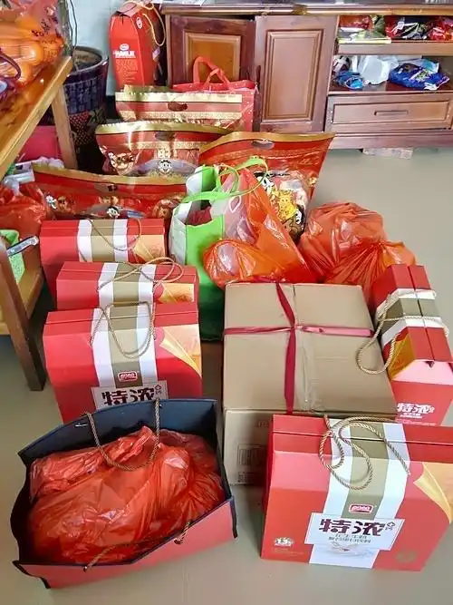 大盒小盒一大堆,糖果,烟,酒,茶,水果都是每逢过节过年必须要送的礼物
