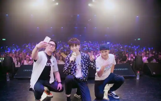 摩登兄弟首场线下音乐会圆满成功 七夕宠粉无限人气爆棚