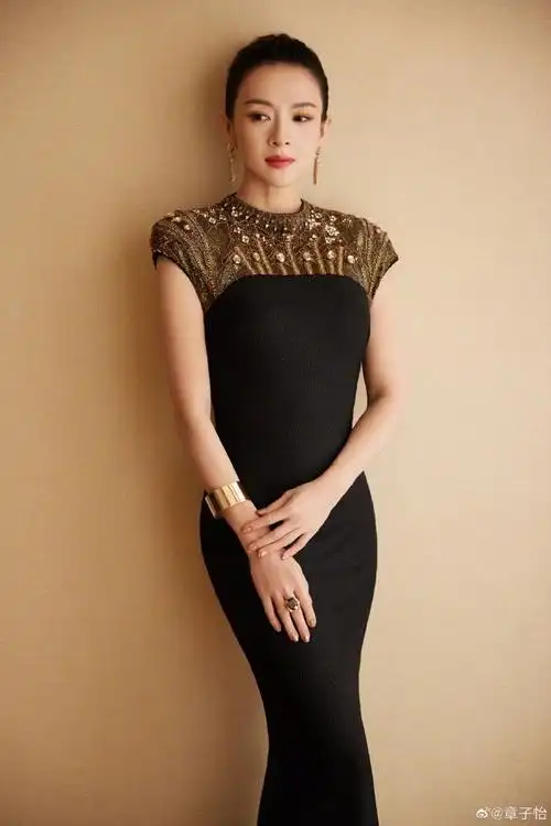 现身微博电影之夜红毯,陈可辛表示章子怡是他等待了20年的演员,章子怡