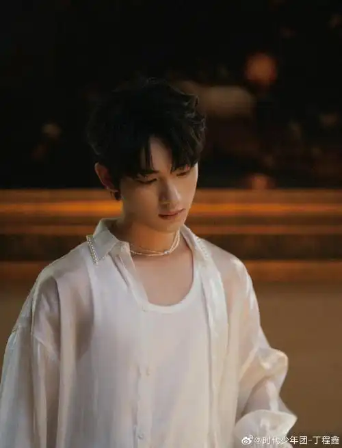丁程鑫发新鲜照片#|#丁程鑫晒待机时间随拍#丁程鑫真的太帅气了 !
