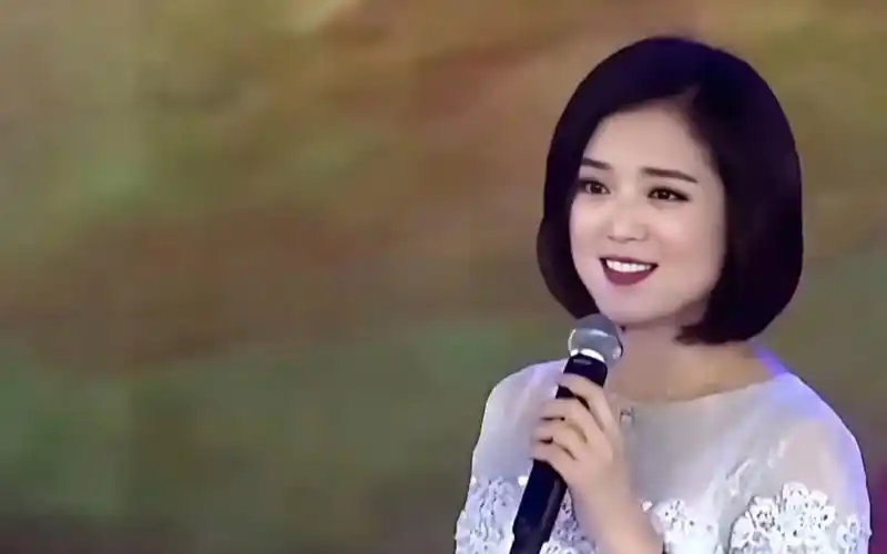 白雪演唱《久别的人》歌声甜美动听,百听不厌!