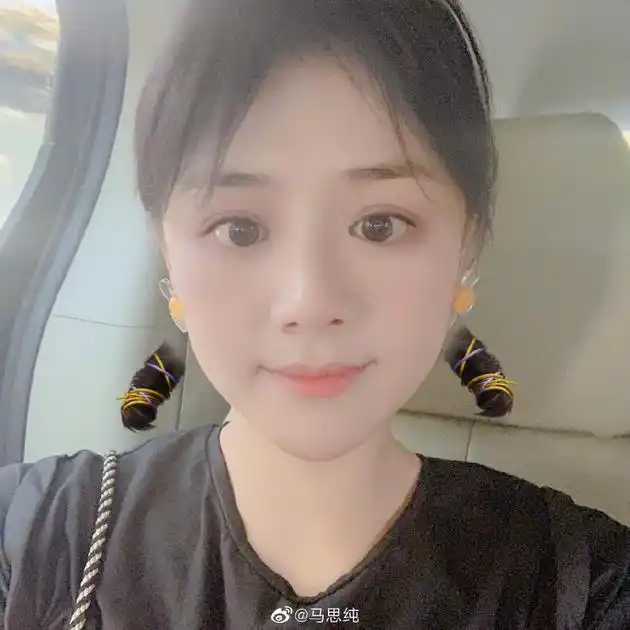 可爱美妆博主上线马思纯晒搞怪自拍一秒变福子