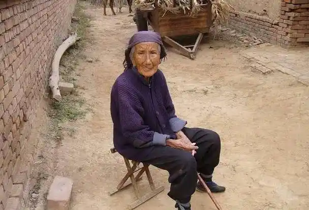 云南一村庄,有几位小脚老太太,扭曲社会的最后见证者!