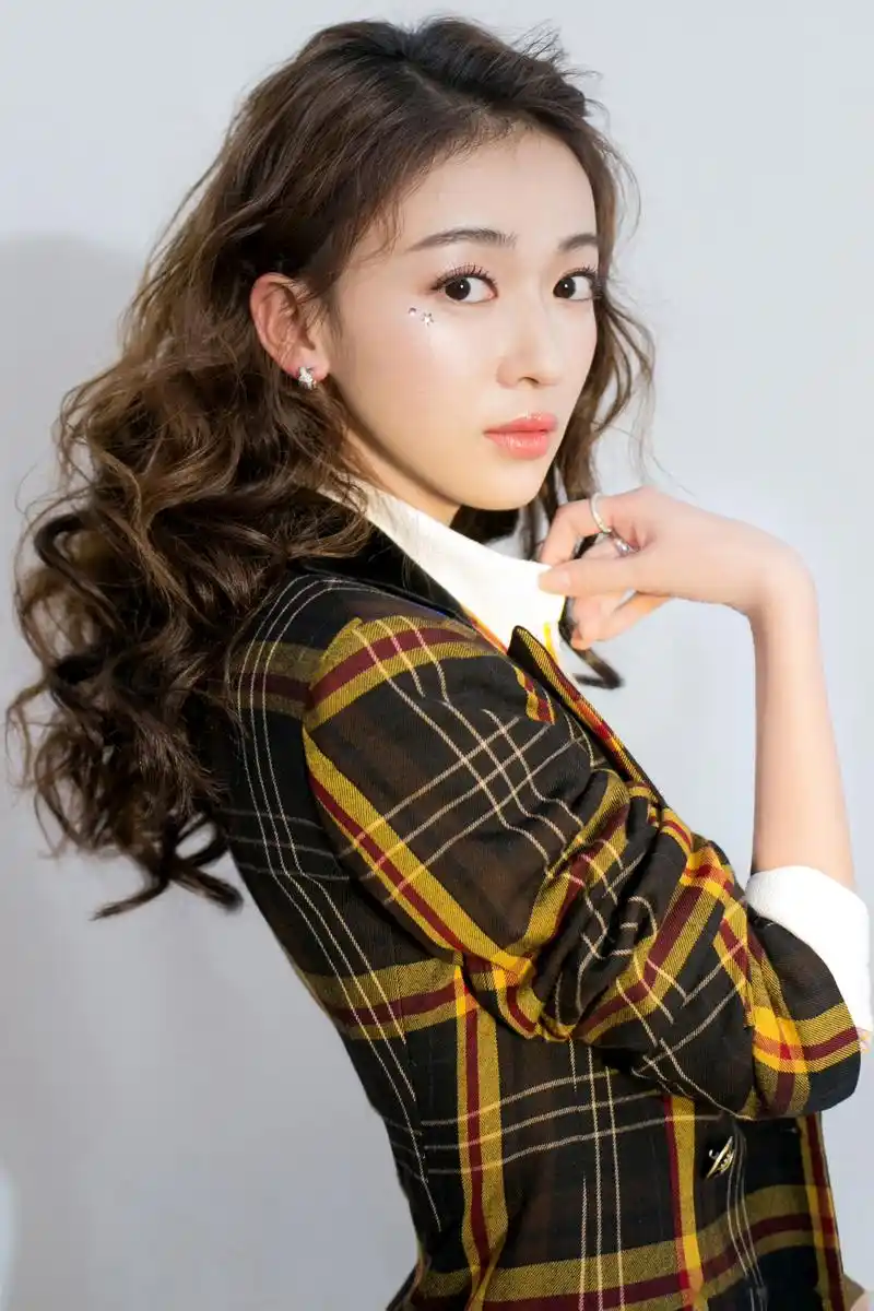 今日吴谨言生日会上羊羔毛卷发型精致复古,烘托出典型的法式优雅.