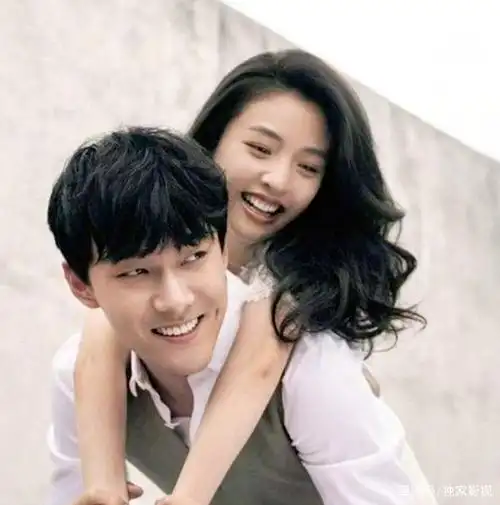 最近,女星马思纯又被拍到和男友张哲轩,也就是盘尼西林乐队的主唱小乐