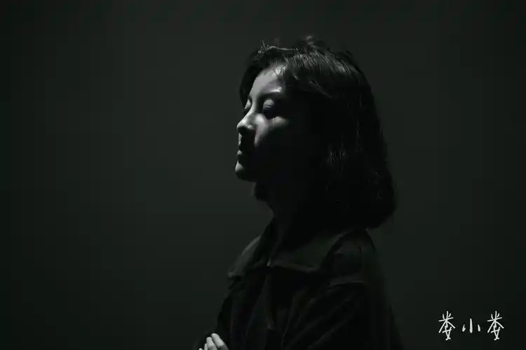 黑白女生头像高冷 br />