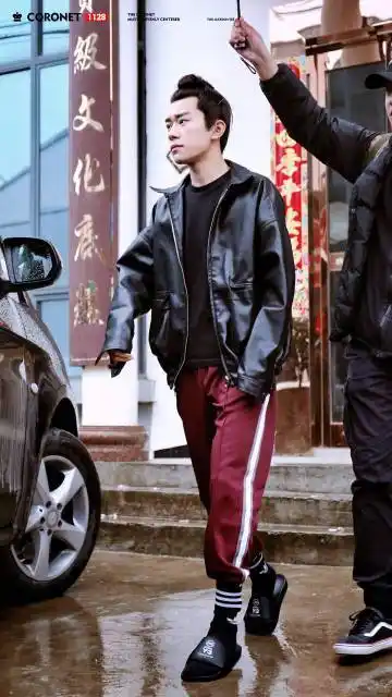 易烊千玺今日上班路透 黑色皮衣配拖鞋休闲又可爱