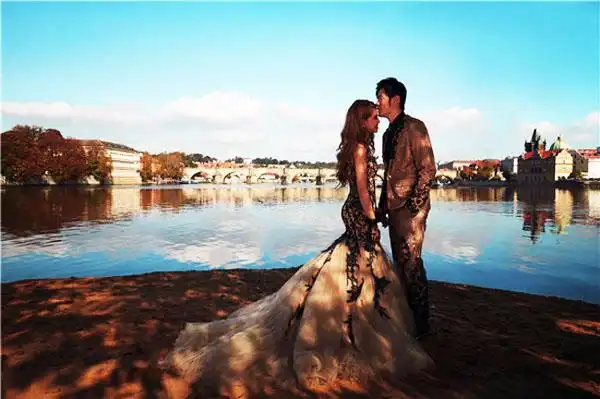 周杰伦大婚 生日前一天迎娶昆凌   特别需要说的是,有别于一般婚礼走