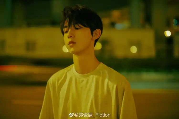 郭俊辰:极具有少年感,鲜嫩呆萌的气质,让人不得不爱!