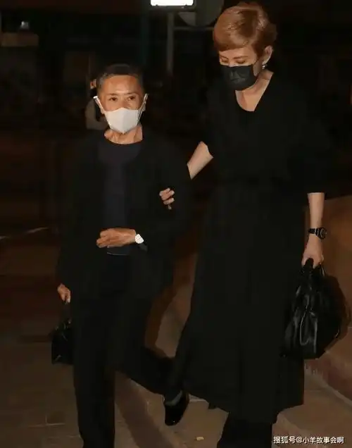 刘德华父亲葬礼:叶德娴被搀扶,洪金宝送花圈,400位粉丝长队吊唁_华仔