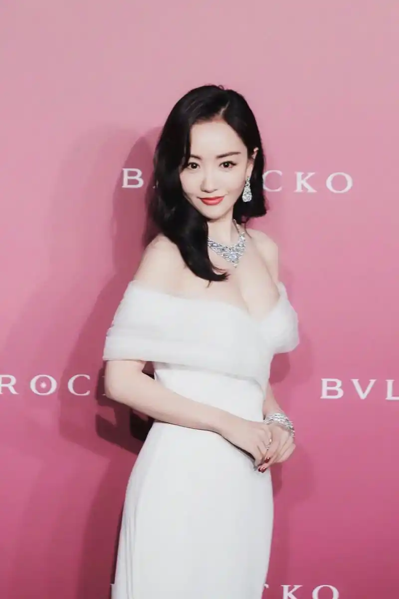 明星图集:杨蓉白色抹胸裙,身材满分惹人醉