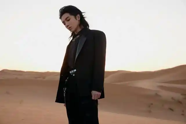 华晨宇真是变化挺大的,一头长发感觉很不羁,还挺有摇滚范儿的