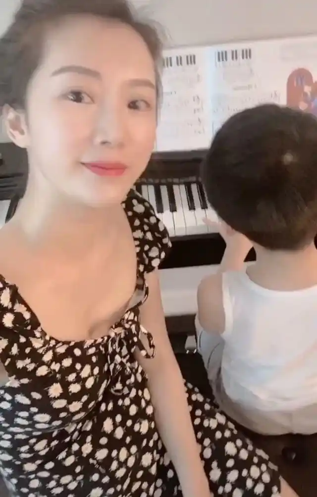 阔太太李念的家好大,紧身衣健身放飞自我,带儿子一起出镜超呆萌