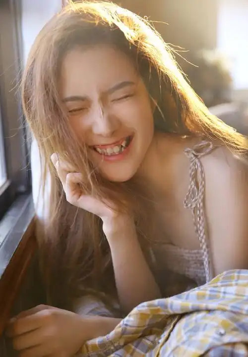 虎牙美女治愈系笑容性感长腿写真