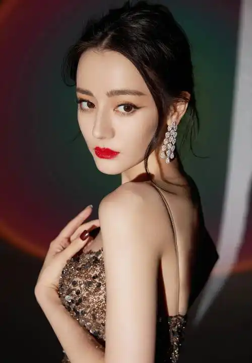 迪丽热巴时尚写真图身穿金光闪闪的深v镀金长裙,雍容华贵_身材_气质