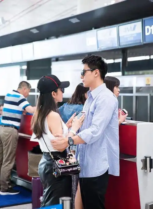 组图李冰冰采访透露与小16岁男友分手多次同框撒糖昔日超甜