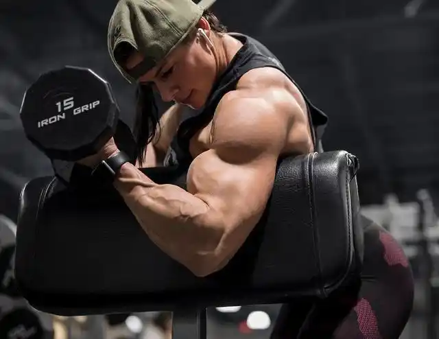 女子肌肉强悍,手臂十分粗壮,分享2个动作_网易订阅