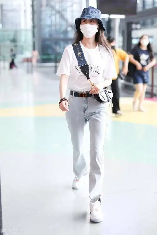 袁冰妍现身机场,白色印花t 水洗牛仔裤,简约时尚