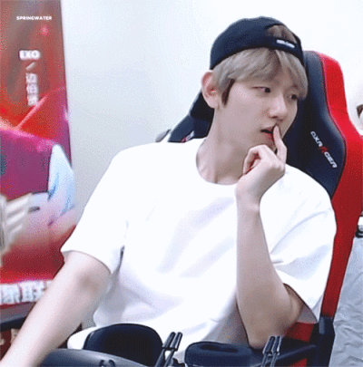 边伯贤动图比心