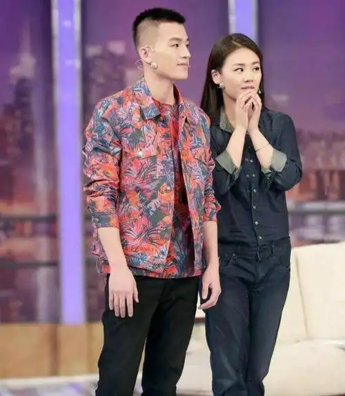 马思纯与男友家门前亲吻张哲轩捧脸动作宠溺两人深夜一起回家