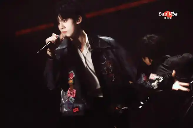 左航新春音乐会舞台##今日星拍放送##左航蓝色发带造型