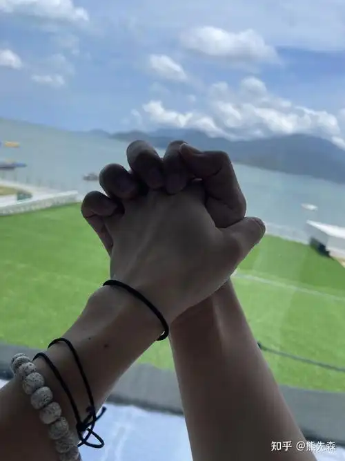 你和你的恋人拍过哪些好看的牵手照片? - 知乎