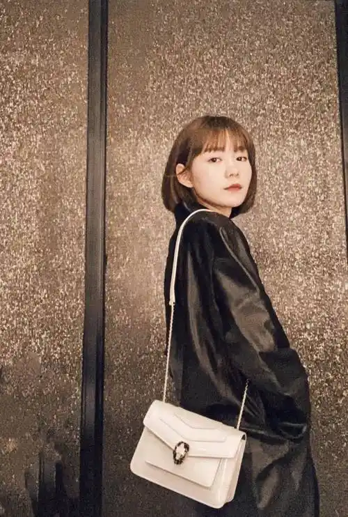 原创火箭少女101段奥娟穿皮衣帅气十足剪妹妹头美得更清纯