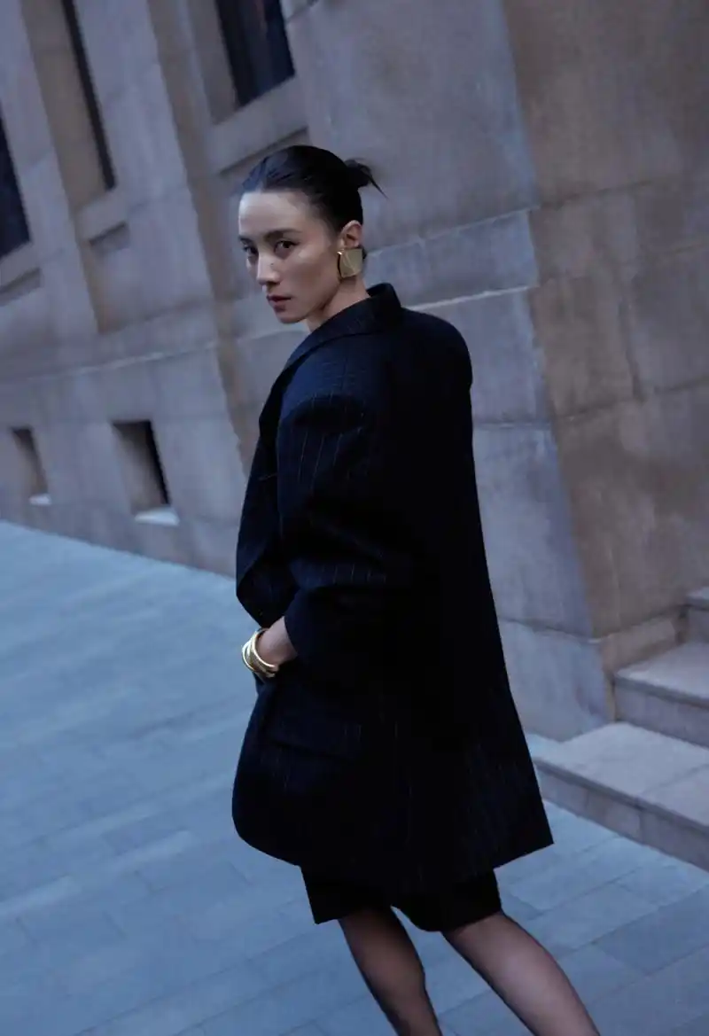 干净利落的短发搭配金色方形耳环,让整体造型看上去非常的简约干练.