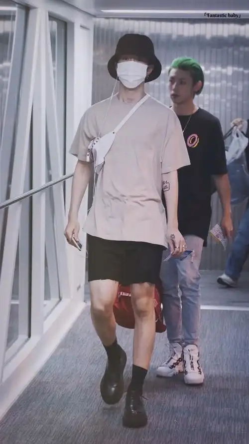 范丞丞全副武装现身机场,戴帽子口罩捂得严实,无脸见人?