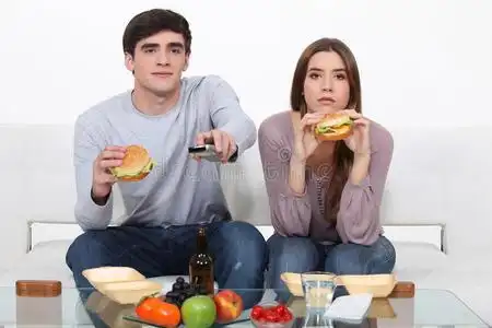 物品食物房子吃汉堡的年轻夫妇照片