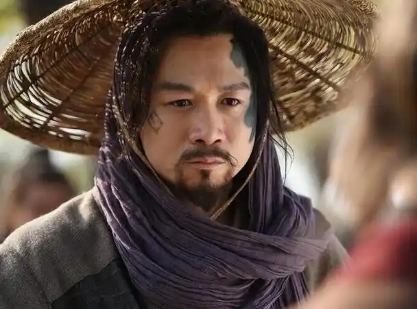 《雪山飞狐》饰演平四《天龙八部》饰演虚竹毕业之后,高虎的戏缘也不