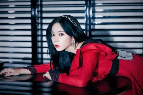 张紫宁红裙美艳性感写真图片