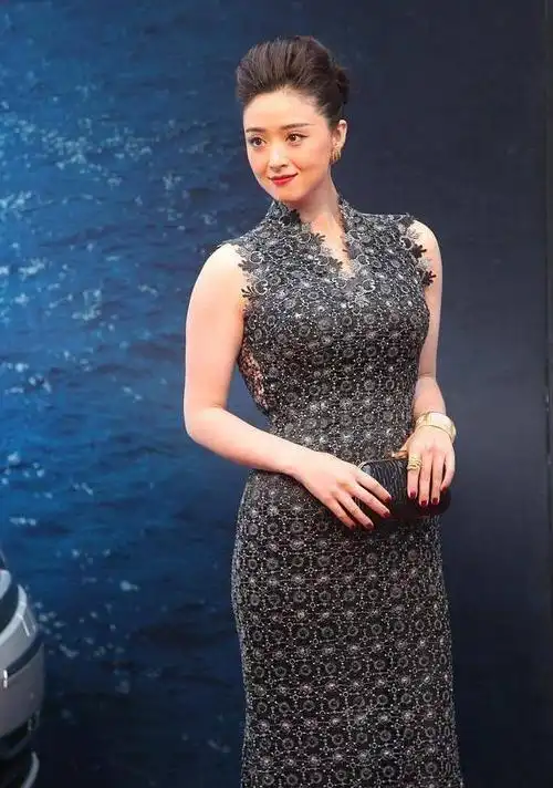 蒋欣好身材一直被低估?一袭紧身"孔雀裙",凹凸有致身材迷死人