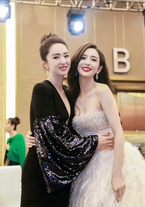 佟丽娅与董璇惊人的相似之处!这张合照让网友大呼惊奇!