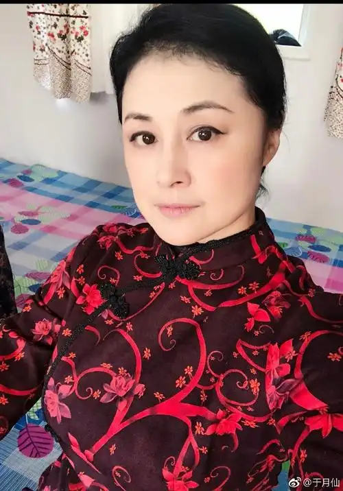 赵本山小姨子于月仙晒近照,年近50皮肤状态像少女