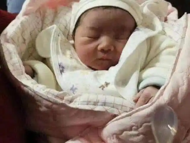 赵丽颖晒出儿子正面照软萌可爱简直就是小一号的冯绍峰