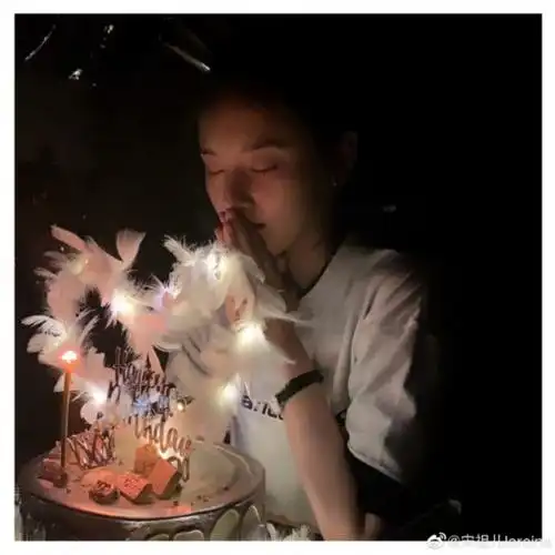 宋祖儿庆祝21岁生日 闭眼许愿笑容温柔