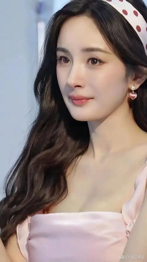 杨幂活动美照,一袭抹胸吊带粉裙,温柔甜美