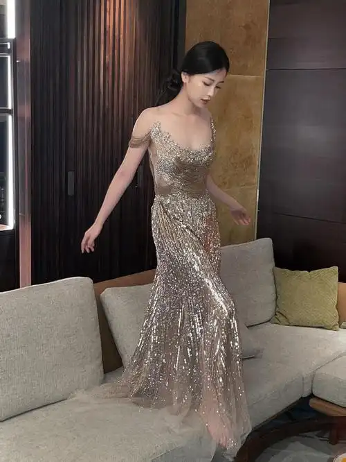 虞书欣水光妆镂空鎏金长裙又甜美又性感