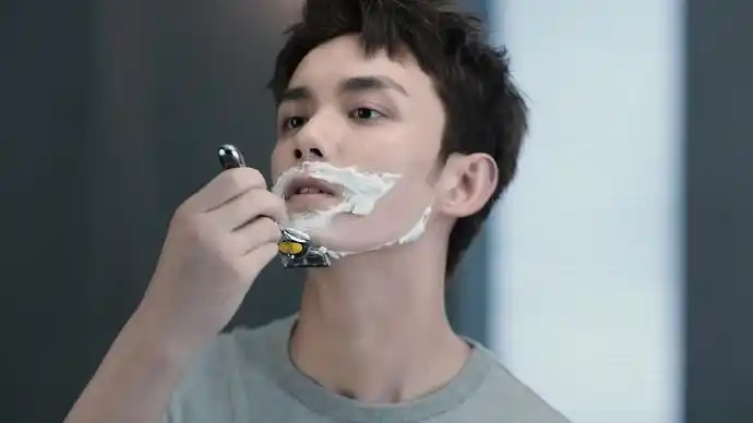 吴磊刮胡子的动作也太man了吧,引发众网友尖叫秒变迷妹