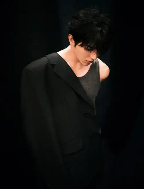 蔡徐坤湿发氛围感随拍##蔡徐坤西装背心