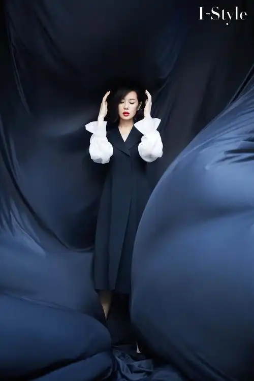 余男最新杂志写真释出 百变造型复古时髦